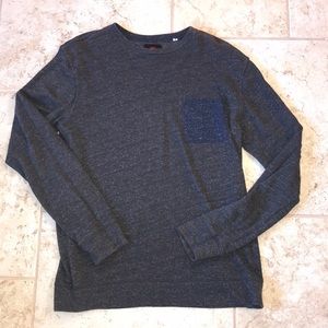 gray long sleeve Quiksilver shirt with blue pocket